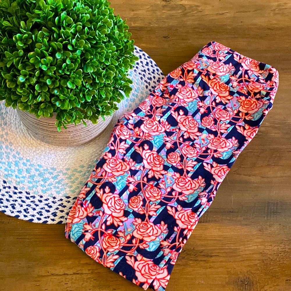 Lularoe Pattern Leggings (OS) Fits Pants Size 0-10